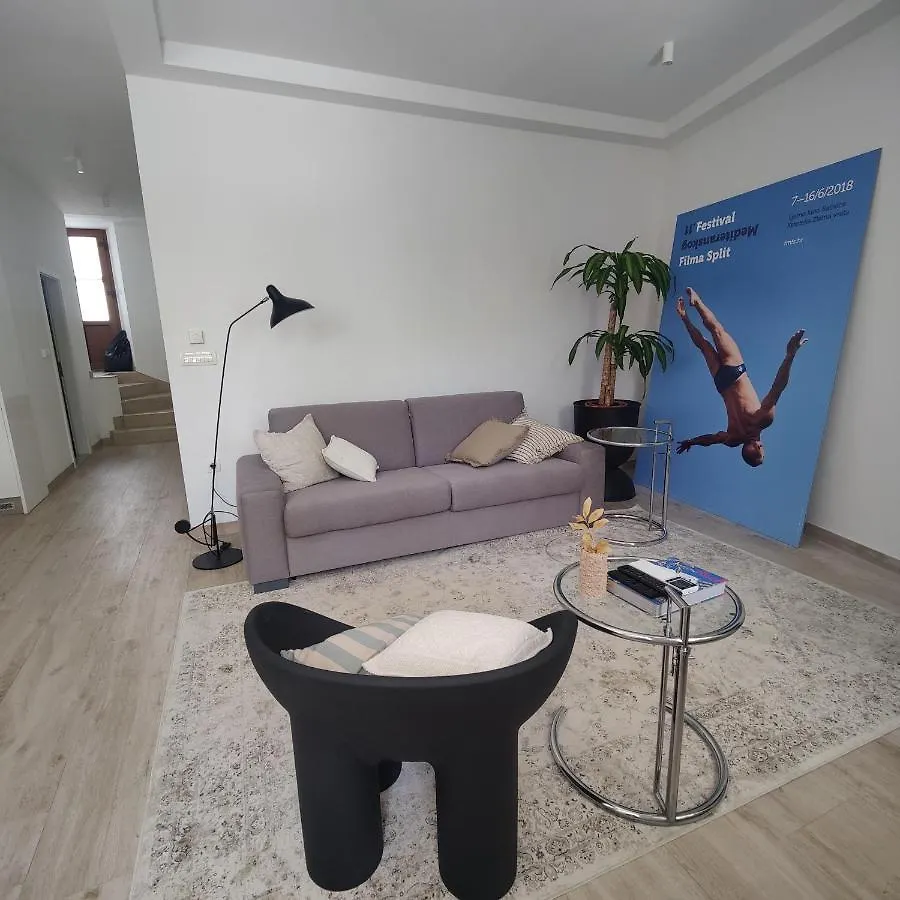 Little Backyard Apartment Split