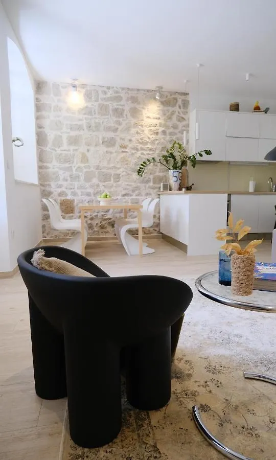 Little Backyard Apartment Split