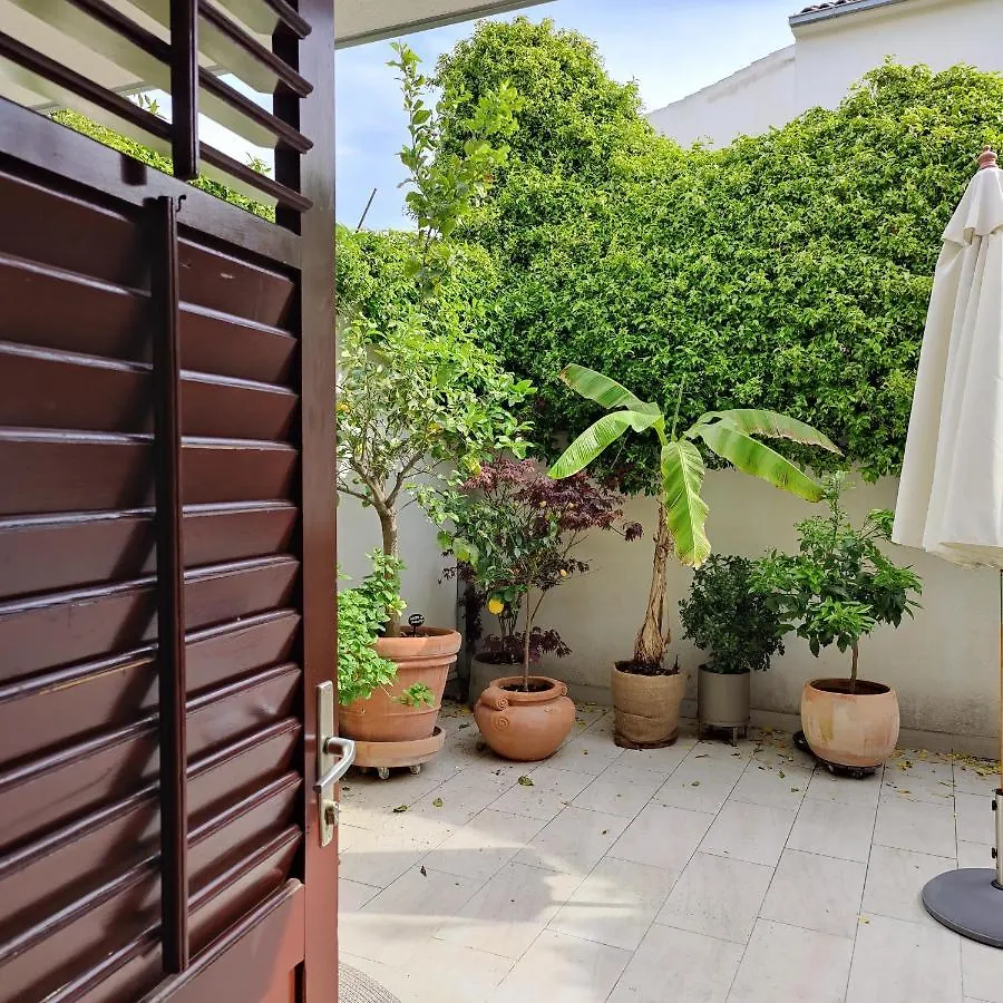 Little Backyard Apartment Split