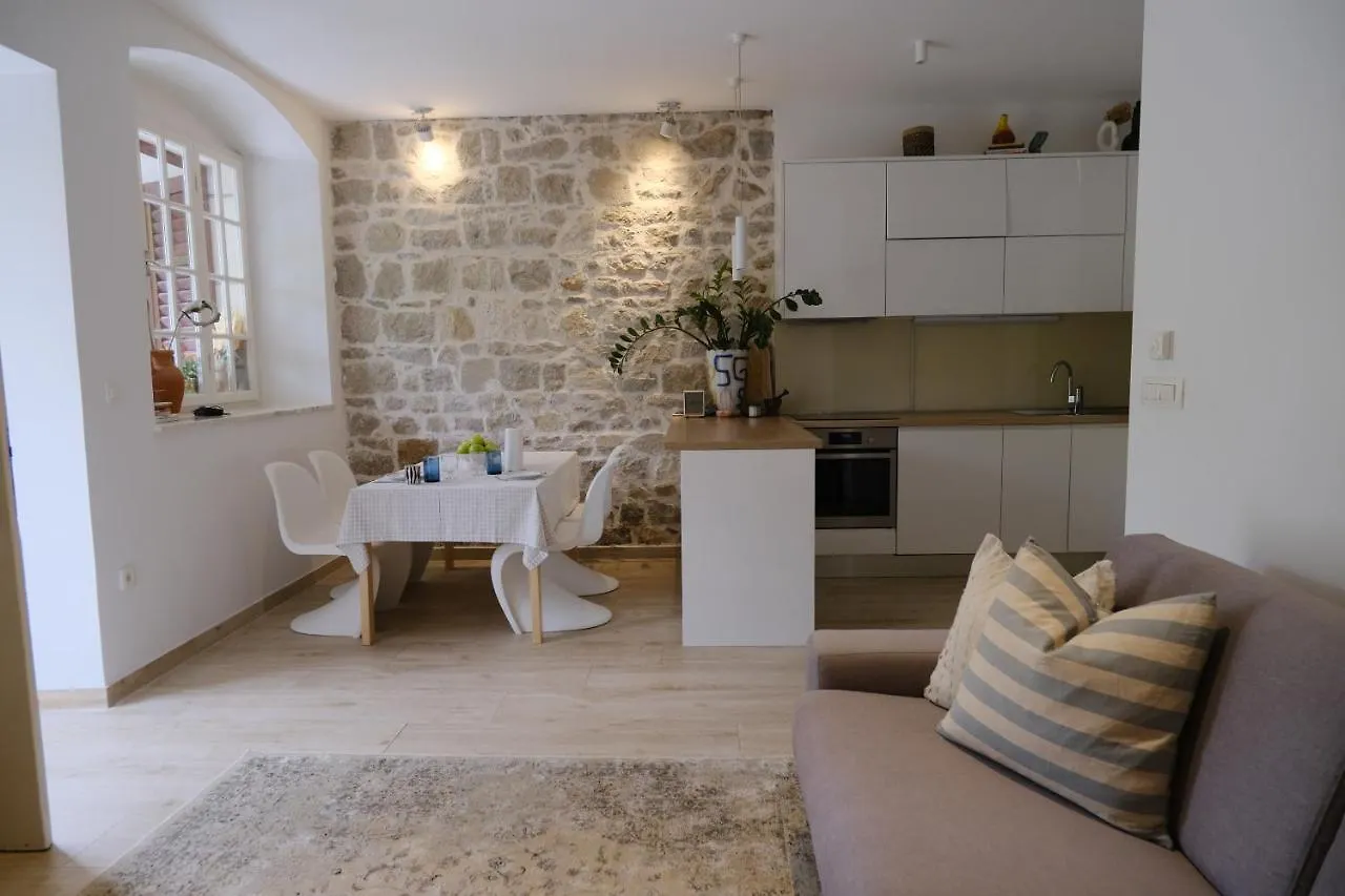 Little Backyard Apartment Split